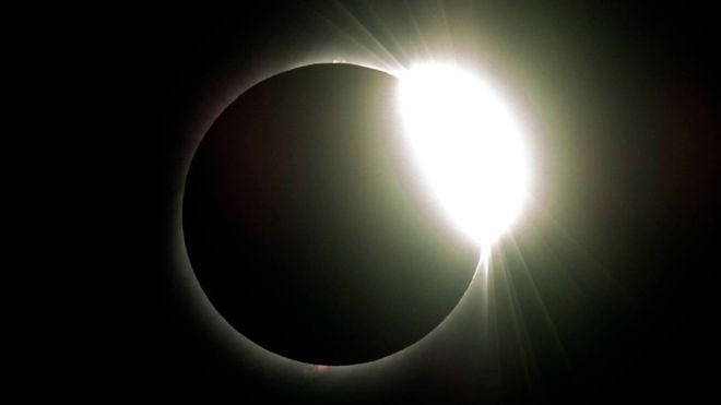 Durante los eclipses se puede apreciar la corona solar. AFP