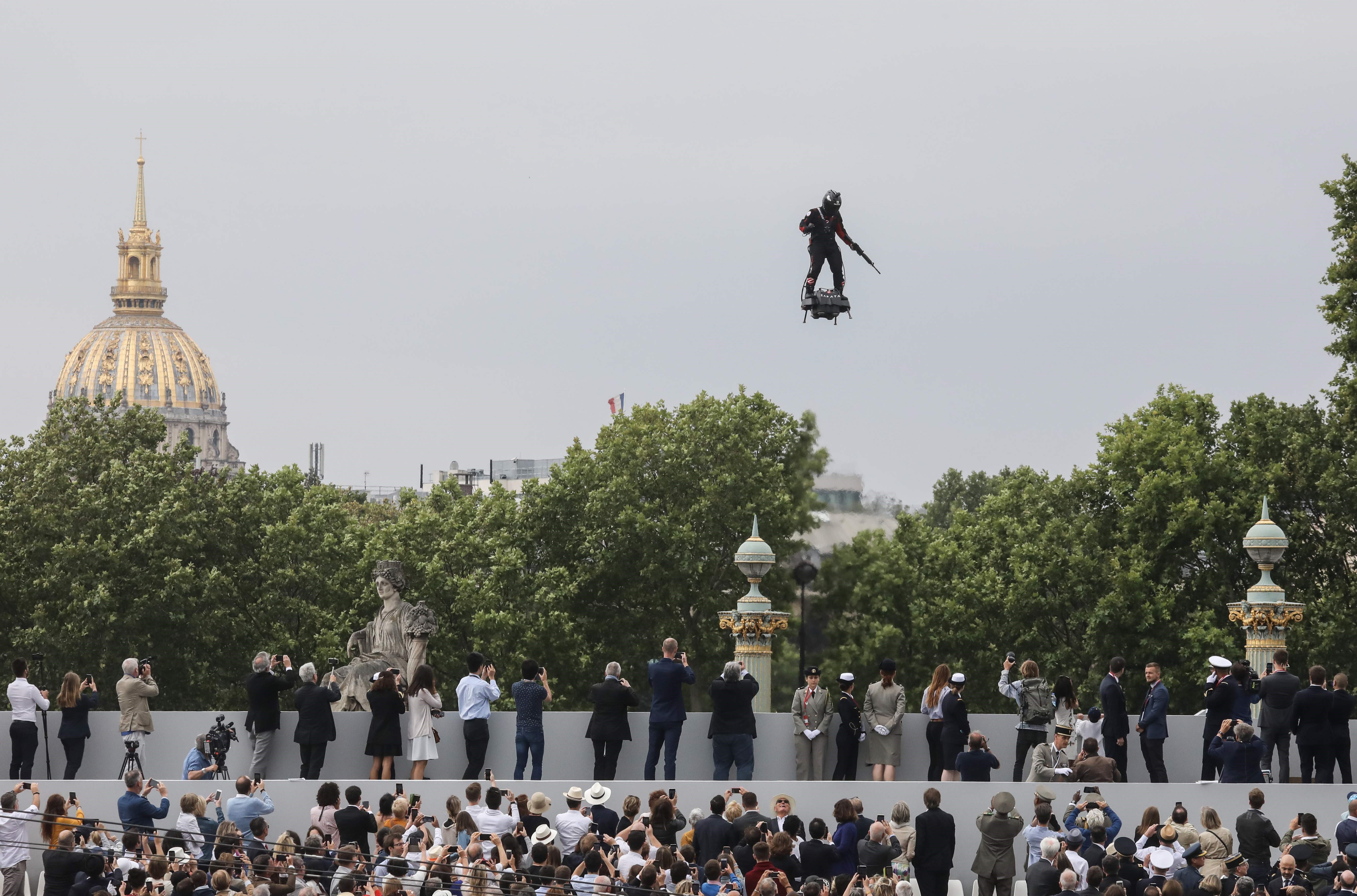El soldado volador, Franky Zapata, acompañó a las fuerzas armadas de Francia durante la celebración de la independencia. (Foto Prensa Libre: AFP)
 