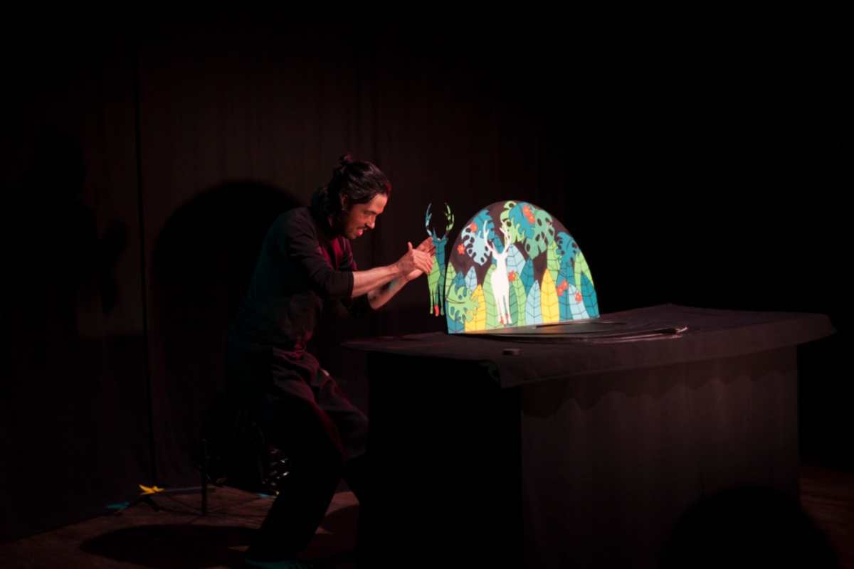 Artista quetzalteco incursiona en el teatro de papel y utiliza materiales reciclados