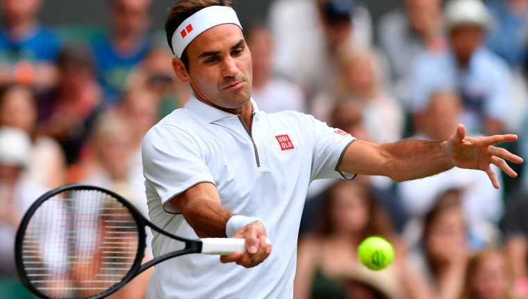 El tenista suizo Roger Federer, superó al francés Lucas Pouille y se clasificó a octavos de final en Wimbledon. (Foto Prensa Libre: AFP).