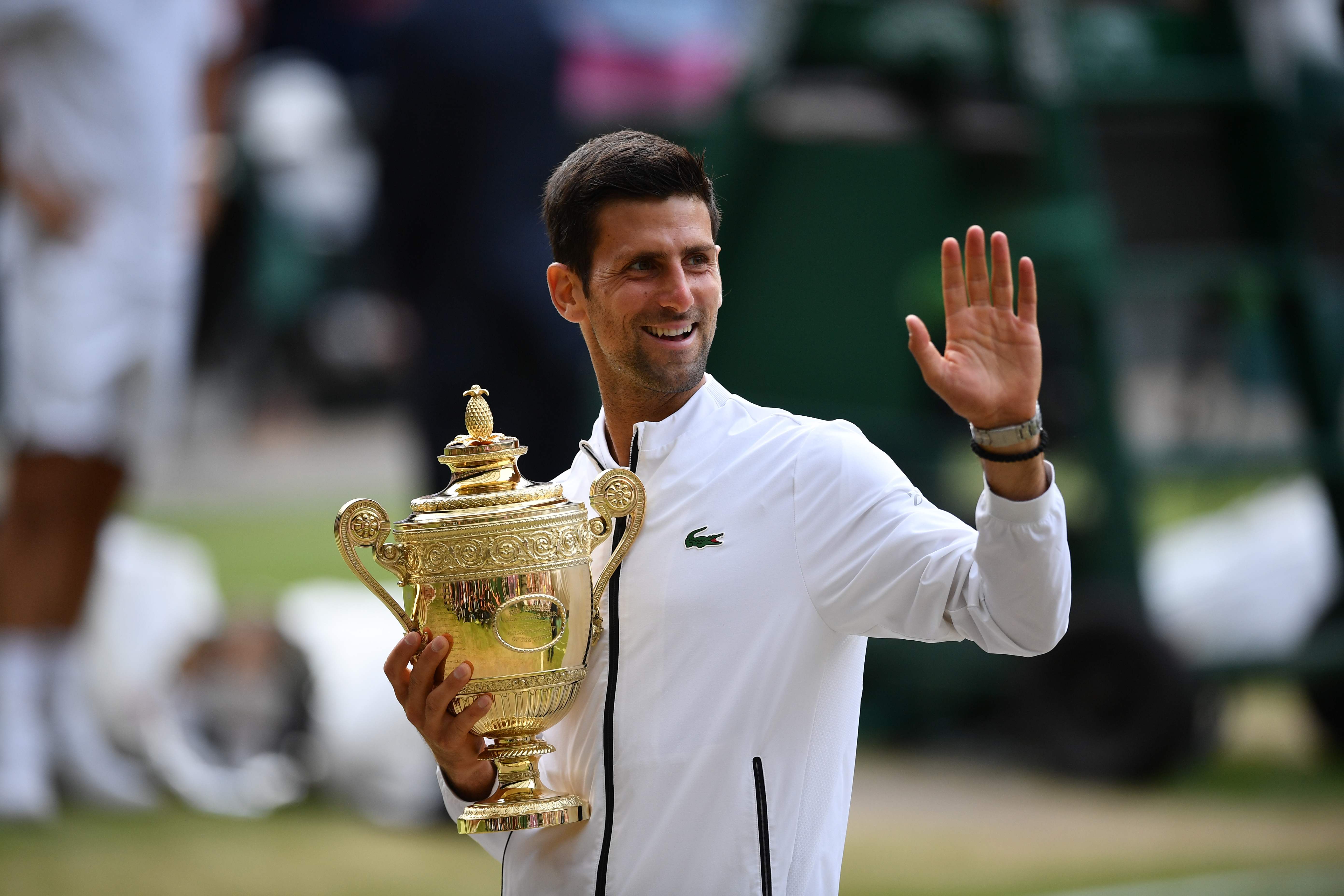 Novak Djokovic festejó su quinto título de Wimbledon. (Foto Prensa Libre: AFP)