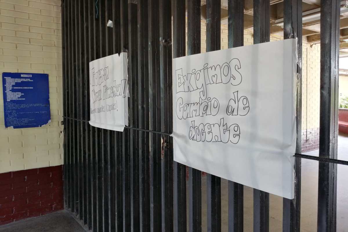 Estudiantes cerraron los ingresos a dos módulos para exigir el cambio de una catedrática. (Foto Prensa Libre: María Longo) 