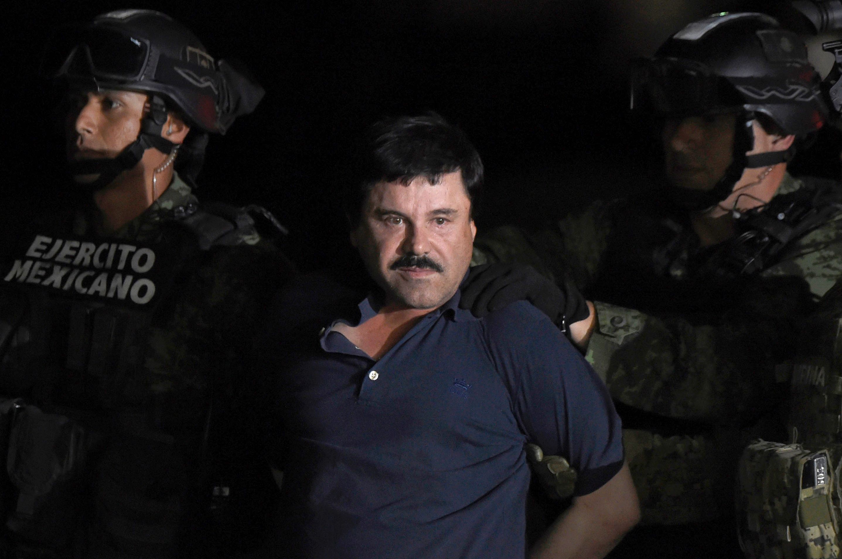 Joaquín “El Chapo” Guzmán es acompañado a un helicóptero en el aeropuerto de la Ciudad de México el 8 de enero del 2016 luego de su recuperación durante una intensa operación militar. (Foto Prensa Libre: AFP). 