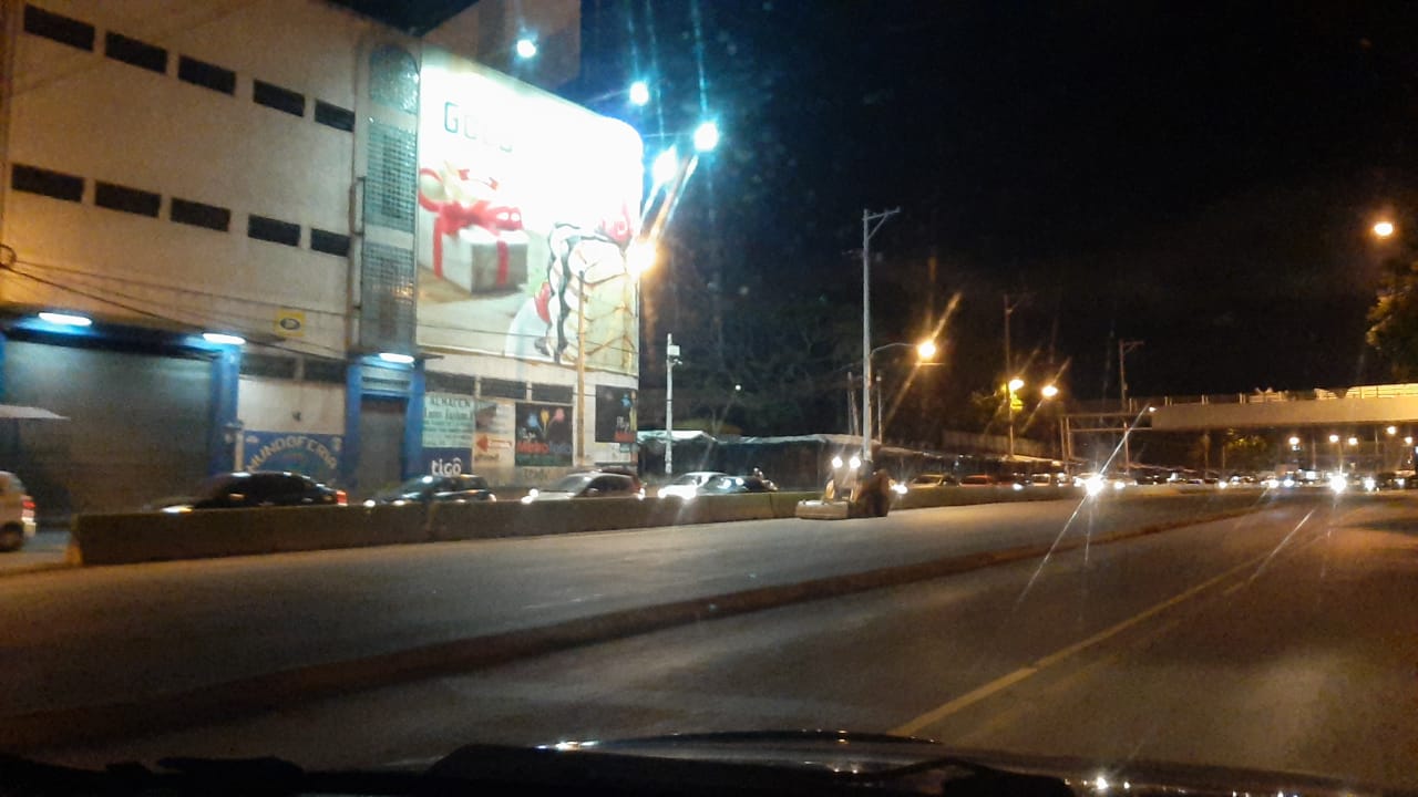 Los recapeos en la calzada Roosevelt se efectúan desde la 39 avenida en dirección al Trébol, posteriormente los trabajos se harán en los carriles contrarios. (Foto Prensa Libre: cortesía)