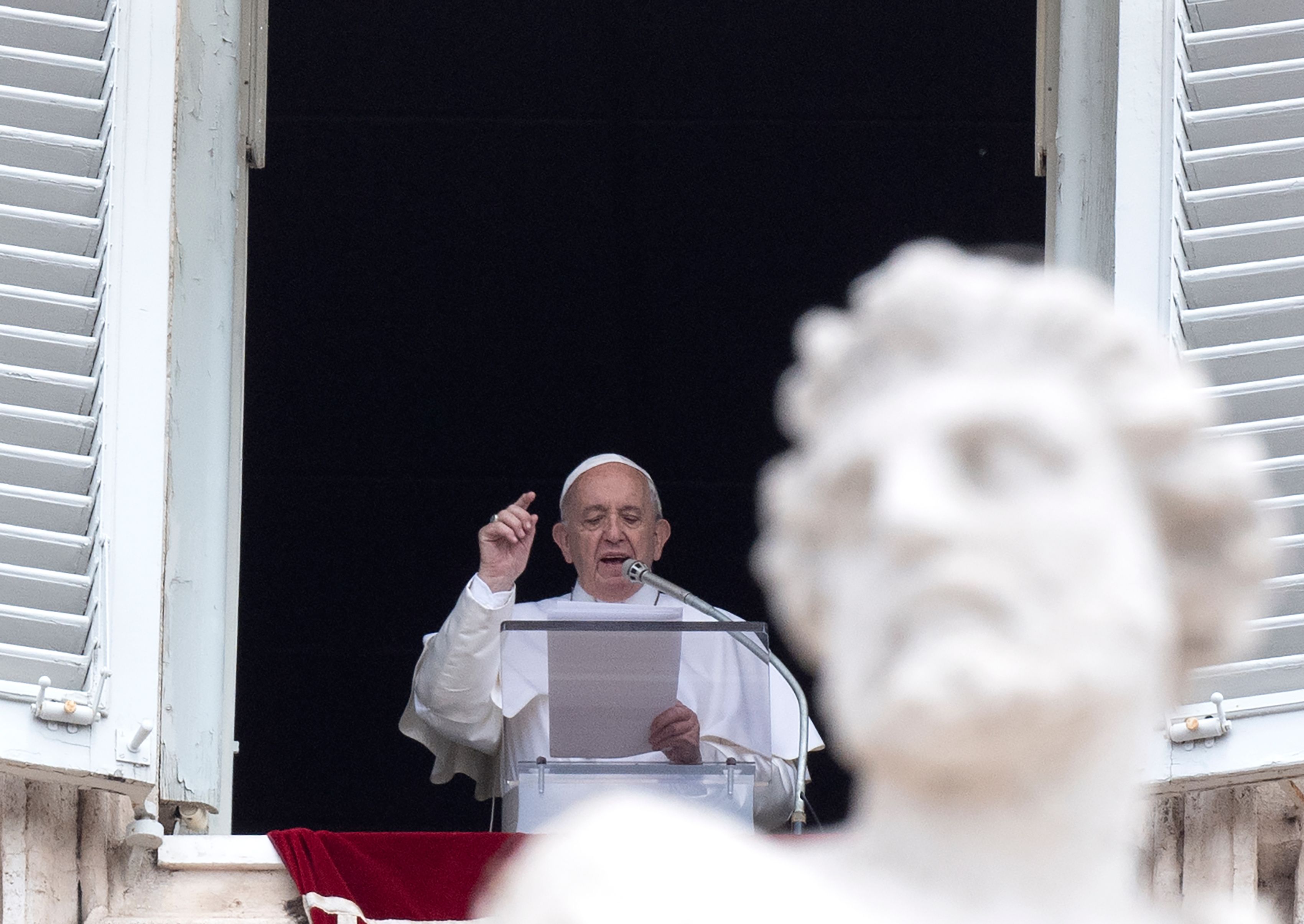 El papa Francisco entrega su bendición a los fieles durante la oración del Ángelus en la Plaza de San Pedro en el Vaticano. (Foto Prensa Libre: AFP).