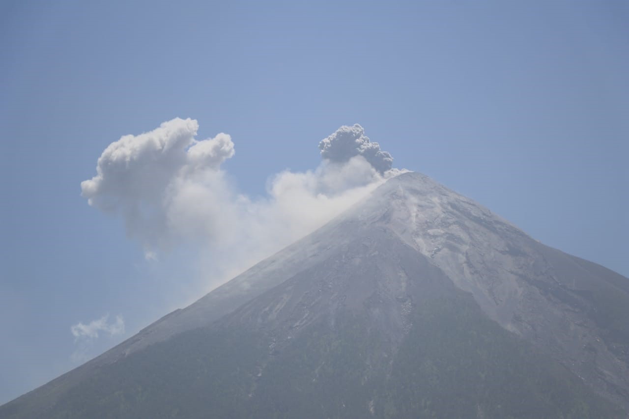 El volcán de Fuego registra explosiones moderadas y causa vibraciones. (Foto Prensa Libre: Rolando Miranda) 