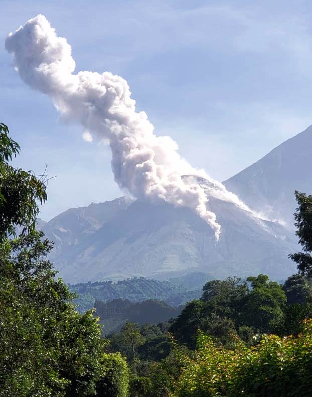 En las últimas horas, el volcán Santiaguito ha mantenido explosiones y lanzamiento de vapor. (Foto Prensa Libre: Conred)