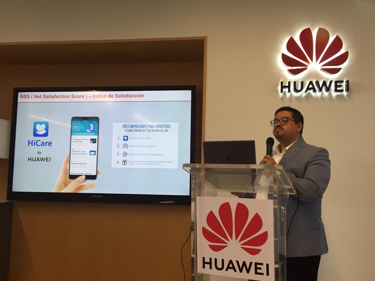 Udyn Aldana, gerente de Servicio Posventa de la división de consumo de Huawei Guatemala, indicó que en Guatemala aumentó el servicio posventa y no bajó la compra de teléfonos. (Foto Prensa Libre: Claudia Martínez)