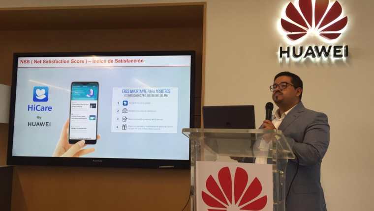 Udyn Aldana, gerente de Servicio Posventa de la división de consumo de Huawei Guatemala, indicó que en Guatemala aumentó el servicio posventa y no bajó la compra de teléfonos. (Foto Prensa Libre: Claudia Martínez)