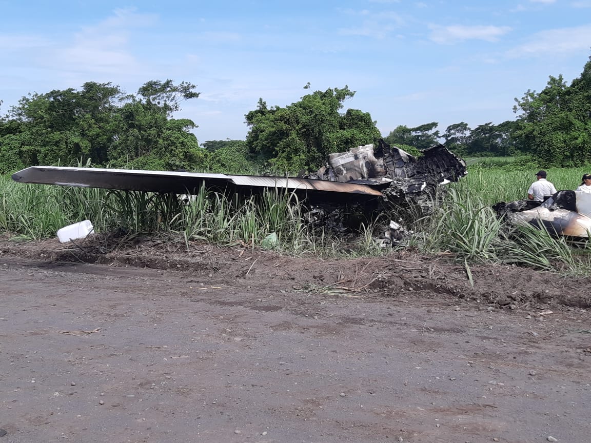 El terreno para que aterrizara la avioneta fue preparado el domingo, aseguran los pobladores. (Foto Prensa Libre: cortesía)