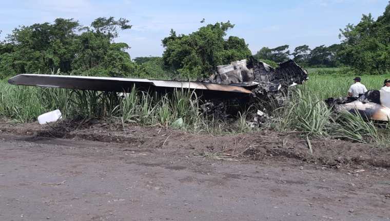 El terreno para que aterrizara la avioneta fue preparado el domingo, aseguran los pobladores. (Foto Prensa Libre: cortesía)