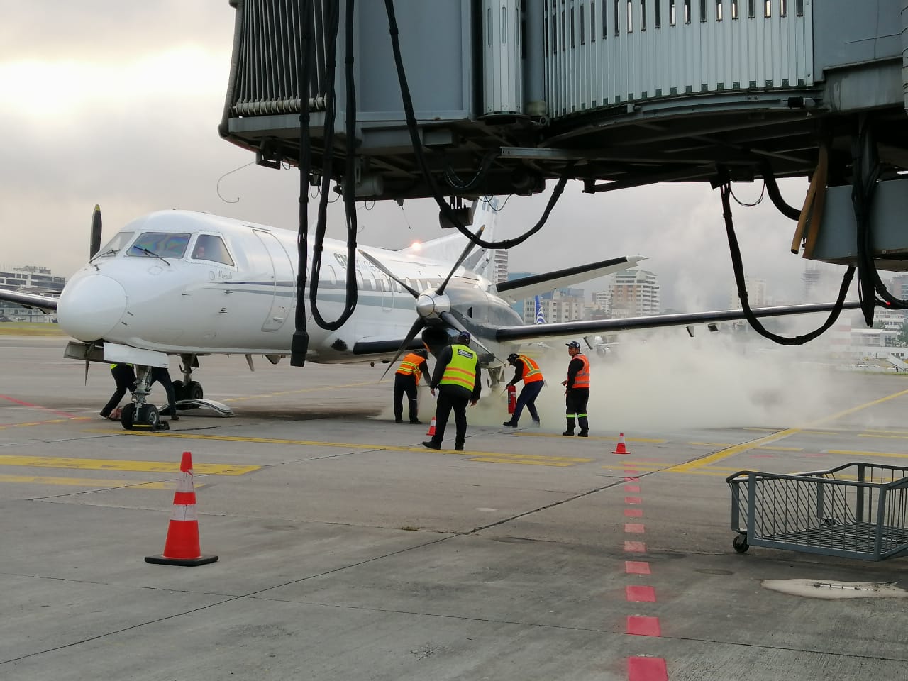 Tras alerta en avión que iba hacia Honduras, se activaron de inmediato los protocolos de emergencia. (Foto cortesía José Castro)