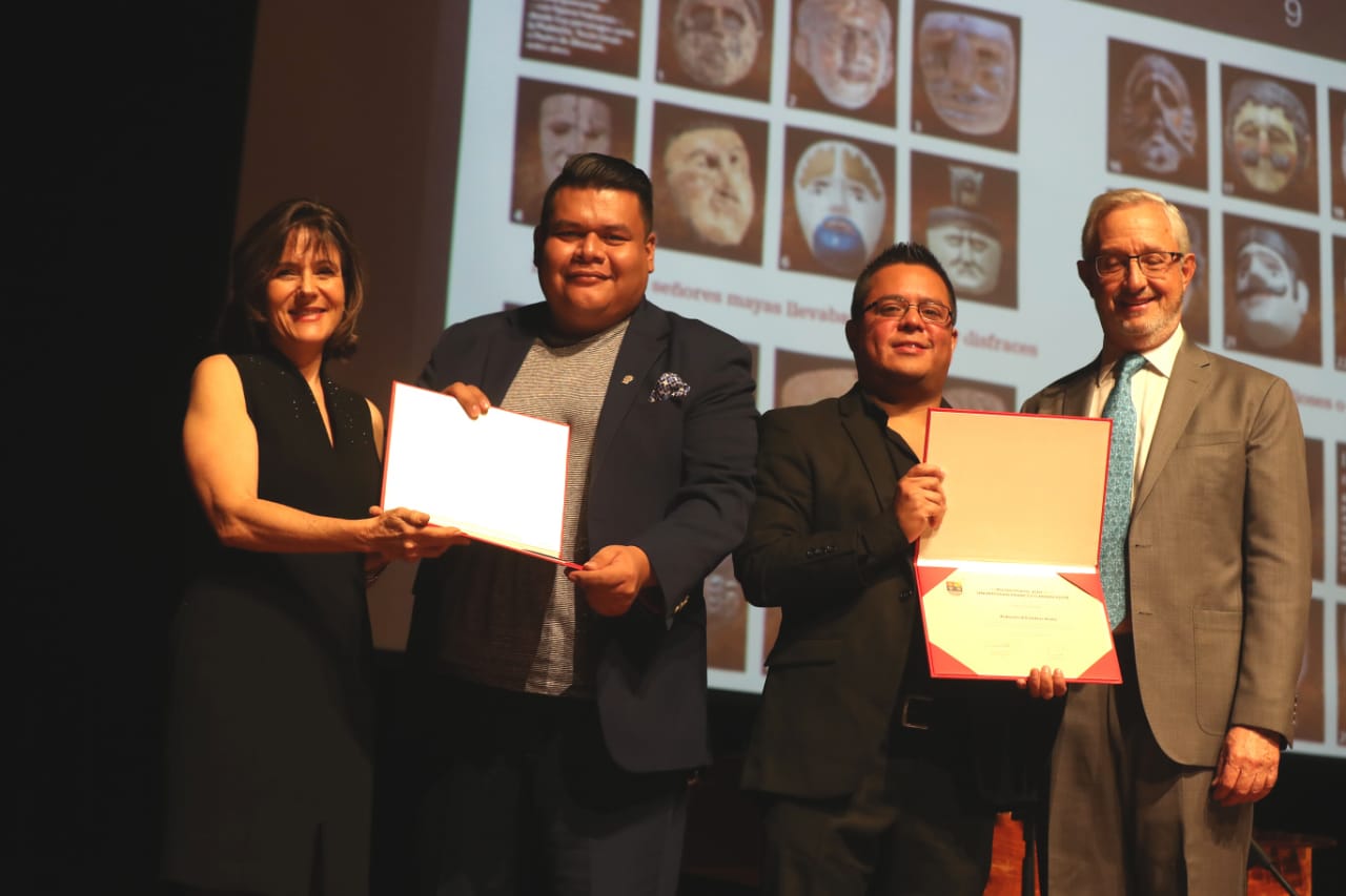 El infografista Esteban Arreola y el periodista Roberto Villalobos reciben el reconocimiento a manos de personeros del Museo Popol Vuh. Foto Prensa Libre: Óscar Rivas.