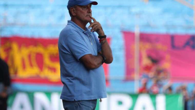 Horacio Cordero estuvo pensativo durante el partido del sábado, en el que Municipal empató 1-1 contra el Real España de Honduras. (Foto Prensa Libre: Francisco Sánchez) 