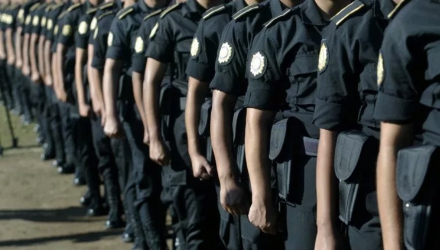 La Policía Nacional Civil comparará 5 mil pistolas y equipo antidisturbios. (Foto Prensa Libre Hemeroteca)