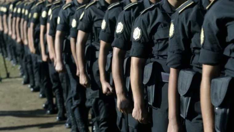 La Policía Nacional Civil comparará 5 mil pistolas y equipo antidisturbios. (Foto Prensa Libre Hemeroteca)