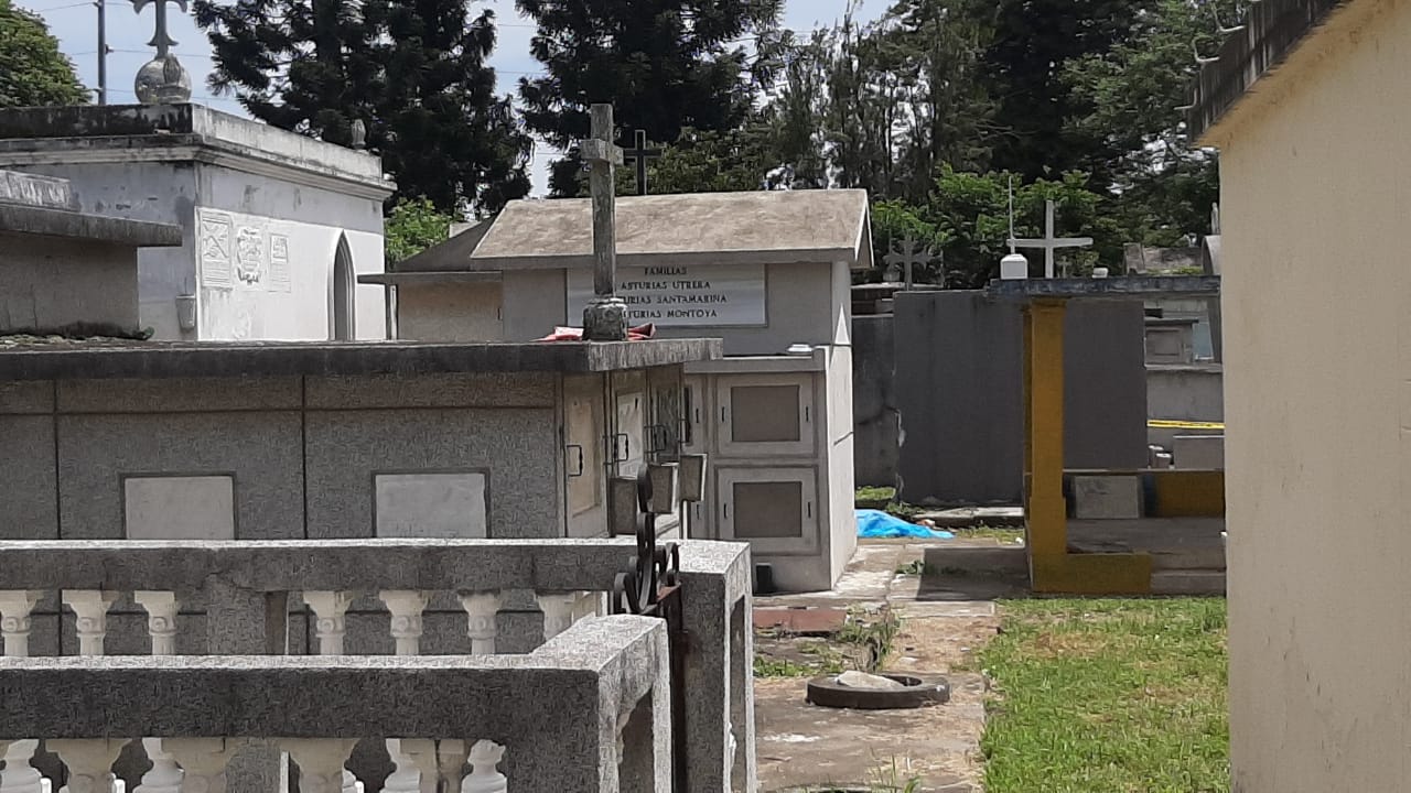 El cuerpo de una mujer se encontró entre los mausoleos del Cementerio General. (Foto Prensa Libre)