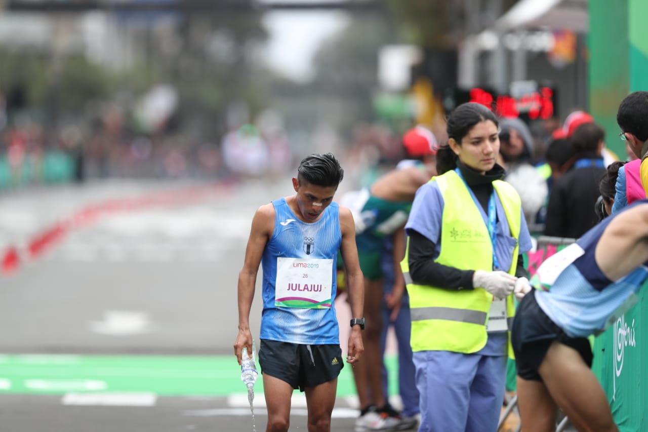 A pesar de los malos resultados el dato positivo lo puso Williams Julajuj al bajar su tiempo en maratón. (Foto Prensa Libre: Carlos Vicente) 