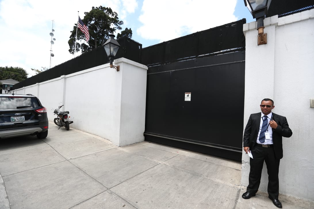 La reunión con Kevin McAleenan con Sandra Torres y Alejandro Giammattei se lleva a cabo en la casa del embajador de Estados Unidos. (Foto Prensa Libre: Carlos Hernández Ovalle)