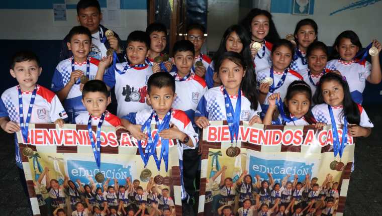 Los seleccionados quetzaltecos, lucieron las medallas que los acreditan como campeones nacionales 2019. (Foto Prensa Libre: Raúl Juárez)