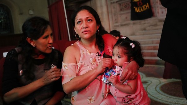Aura Hernández y su hija de 15 meses son un ejemplo de latinos que se refugian en iglesias de EE. UU. para no ser deportados. (Foto: AFP)