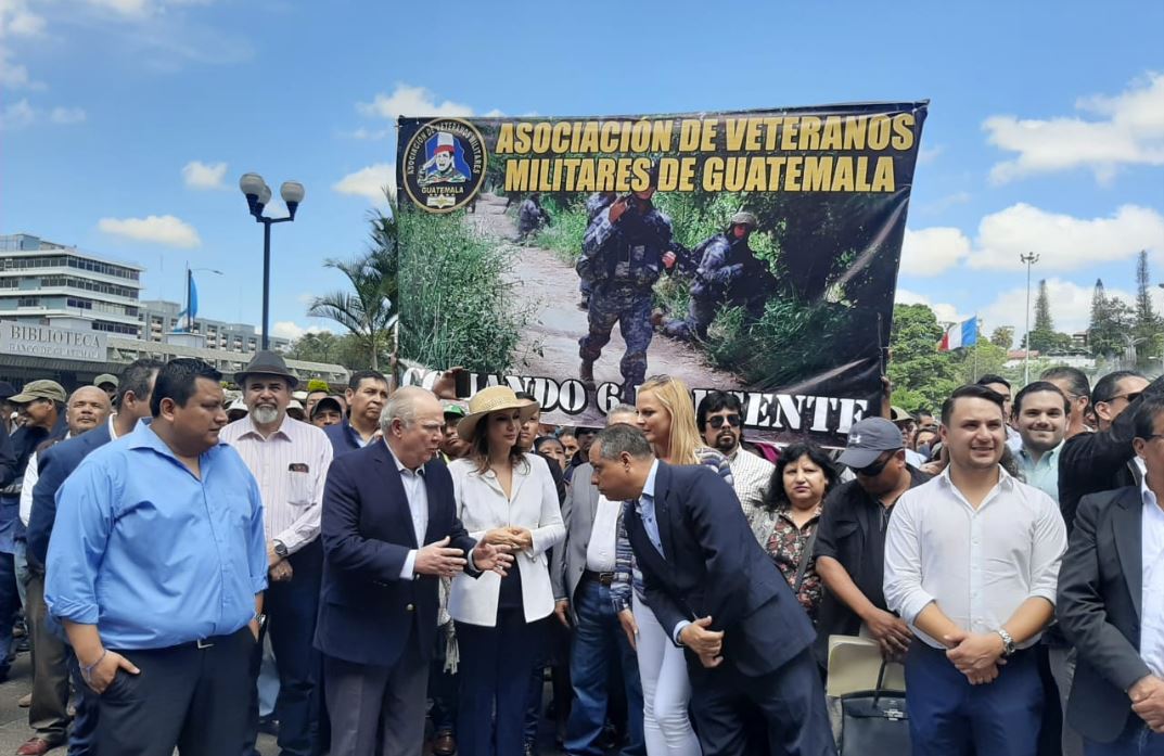 Miembros de la Asociación de Veteranos Militares de Guatemala estaban también en las afueras de la CSJ. (Foto Prensa Libre: Esly Melgarejo)