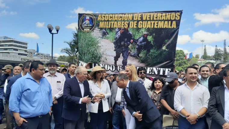Miembros de la Asociación de Veteranos Militares de Guatemala estaban también en las afueras de la CSJ. (Foto Prensa Libre: Esly Melgarejo)