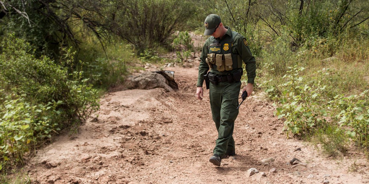 Un agente de la Patrulla Fronteriza vigila un área semidesértica del desierto de Arizona. (Foto: CBP)