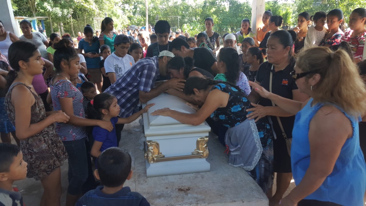 Momentos tristes vivieron los seres queridos de la madre e hijo que murieron en busca de un mejor futuro. (Foto Prensa Libre: Alex Coyoy)