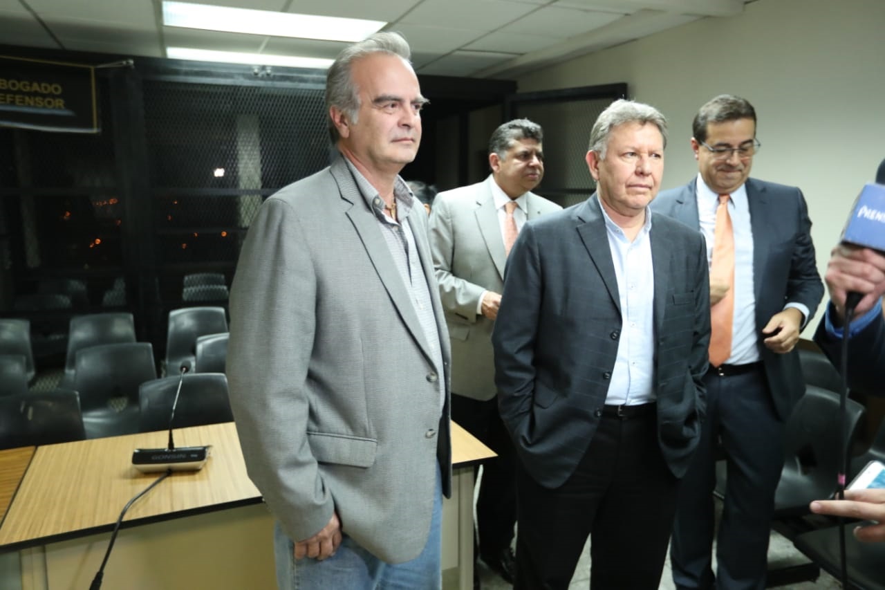 Max Quirin (izquierda) al finalizar la audiencia en la Sala Tercera de Apelaciones. (Foto Prensa Libre: Esbin García).
