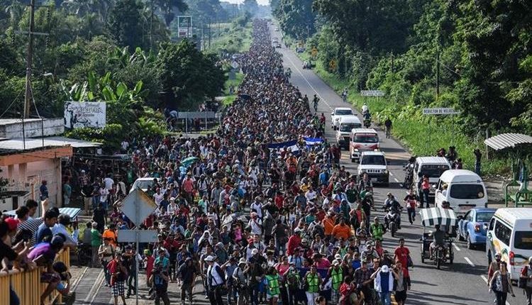 Vista de una de las caravanas de migrantes que salió el año pasado de Honduras. La formación de estas acrecentó la preocupación de EE. UU. (Foto Prensa Libre: Hemeroteca PL)