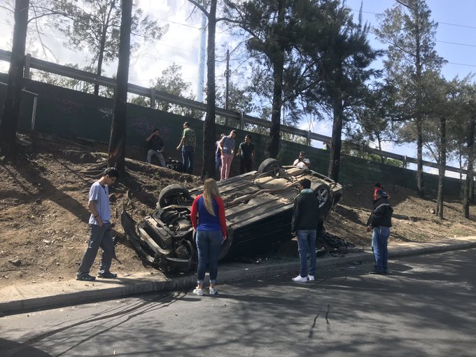 Un vehículo volcó por exceso de velocidad entre la calzada San Juan el Periférico Sur. (Foto Prensa Libre: Amilcar Montejo)