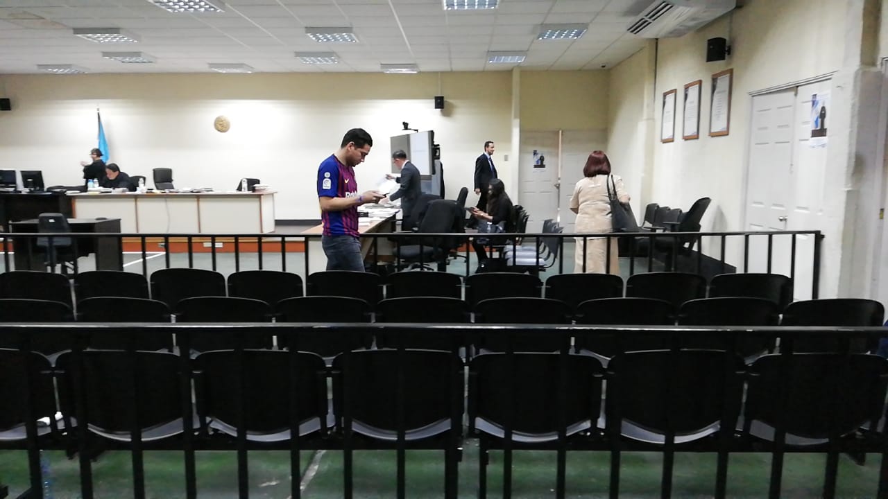 José Manuel Morales Marroquín durante un receso en el juicio del caso Botín en el Registro de la Propiedad. (Foto Prensa Libre: Kenneth Monzón)