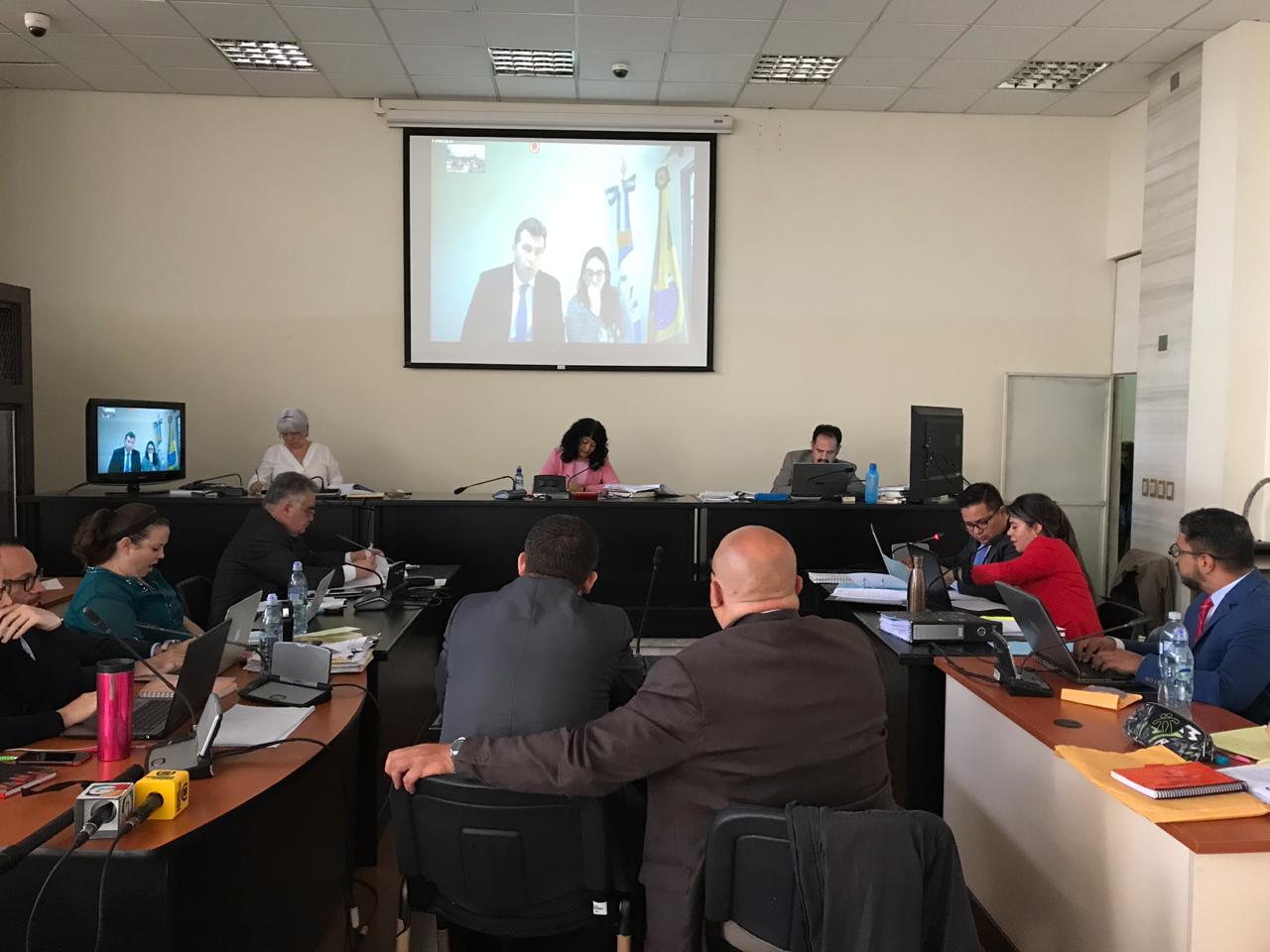 Por videoconferencia, desde Brasilia, declara el banquero Marco Antonio Bilinsky en el juicio del caso Odebrecht. (Foto Prensa Libre: Juan Diego González) 