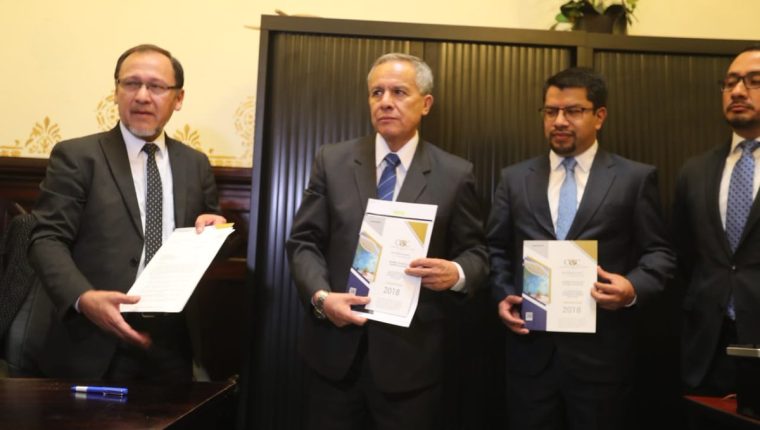 Al centro, Fernando Fernández de la subcontraloría de Probidad y César Elías de la subcontraloría del Gasto Público. (Foto Prensa Libre: Hemeroteca)