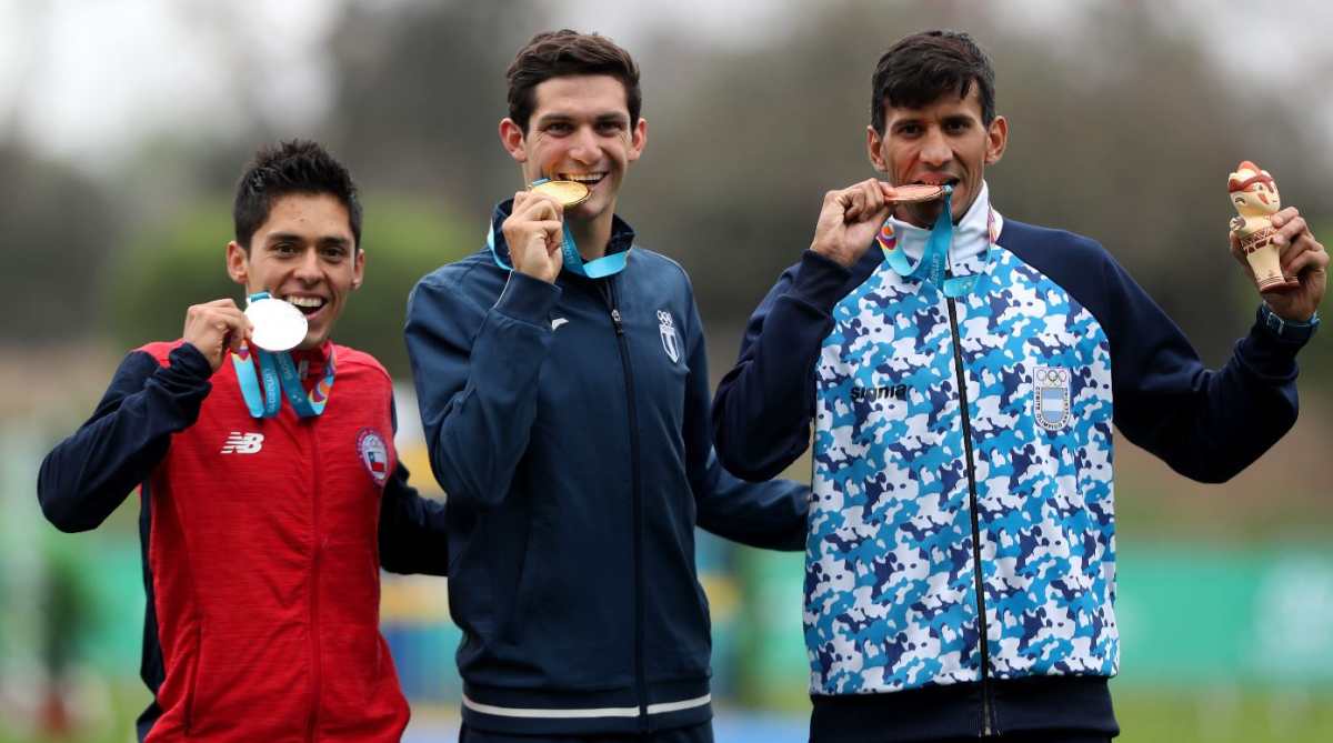 Charles Fernández durante la premiación de oro en los Juegos Panamerianos 2019. (Foto Prensa Libre: Carlos Vicente).
