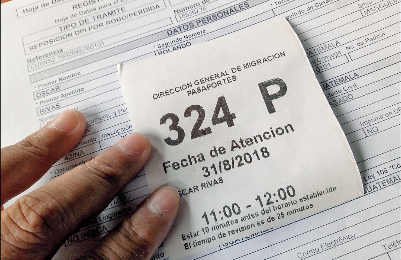 Con un ticket obtendrá una cita para que lo atiendan en Migración y le tramiten su pasaporte. (Foto Prensa Libre: Hemeroteca PL)
