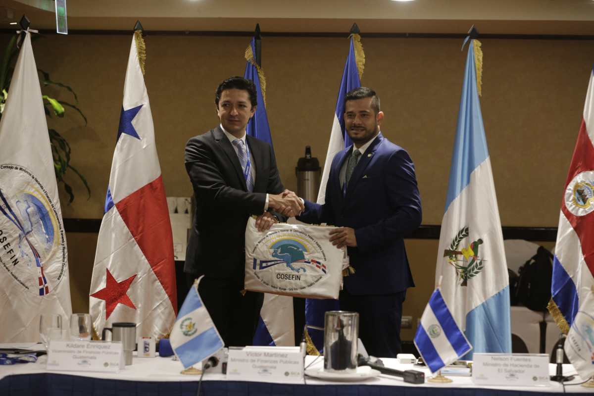 Inversionistas guatemaltecos podrán comprar títulos de deuda del gobierno salvadoreño