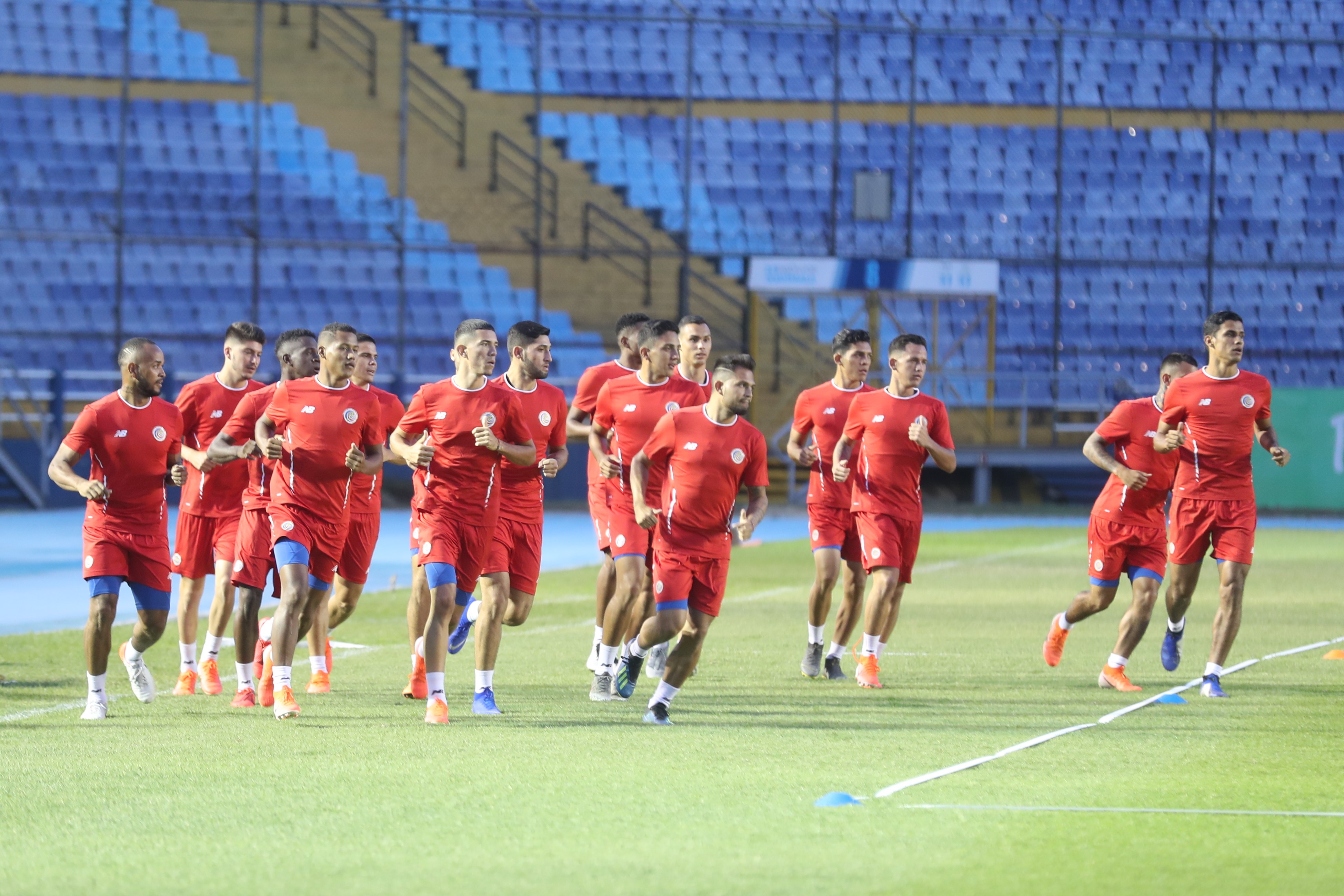 La Selección Sub 23 de Costa Rica durante el trabajo en el estadio Doroteo Guamuch Flores. (Foto Prensa Libre: Edwin Fajardo).