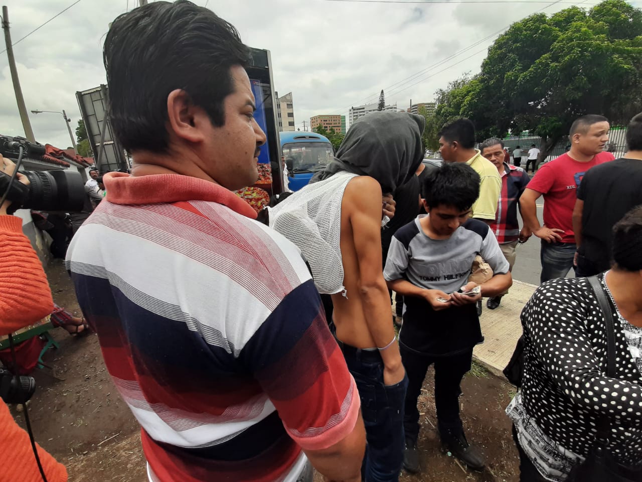 Migrantes salen de la Fuerza Aérea con muy poco o nada en manos para regresar a sus hogares. (Foto Prensa Libre: Andrea Domínguez)
