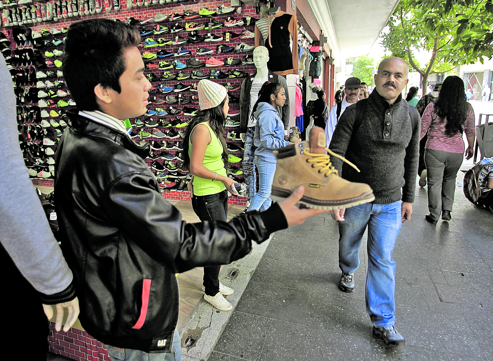 Durante esta semana se incrementa la venta de todo tipo de productos por el pago del bono 14. (Foto Prensa Libre: Hemeroteca PL)