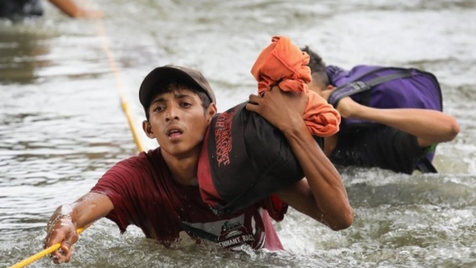 Muchos de los migrantes se arrojaron al río para poder cruzar a México desde Guatemala. (Foto Prensa Libre: BBC)
