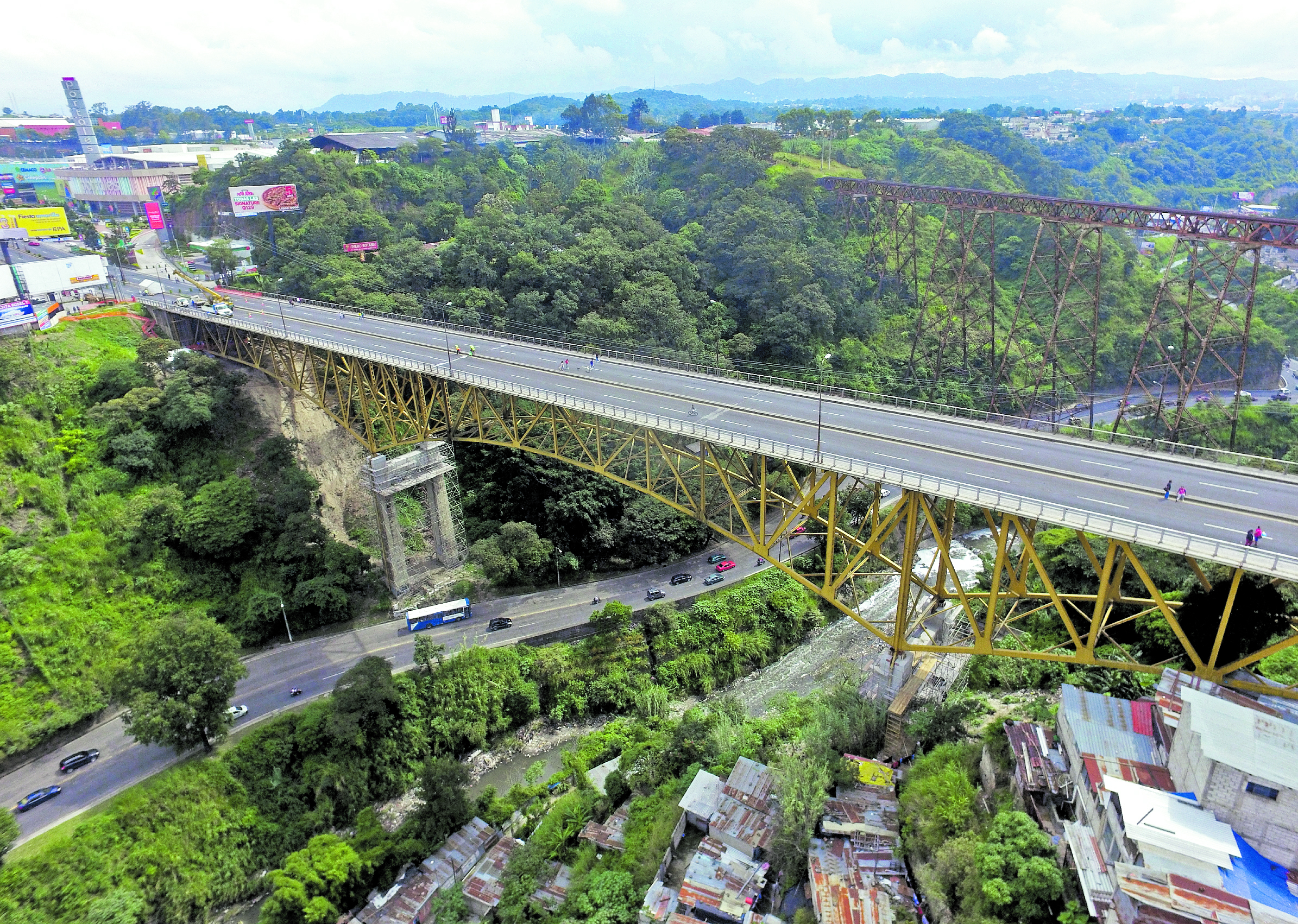 Los trabajos en el puente Belice han consistido en reforzar columnas y colocar soportes antisísmicos.(Foto Prensa Libre: Hemeroteca PL)