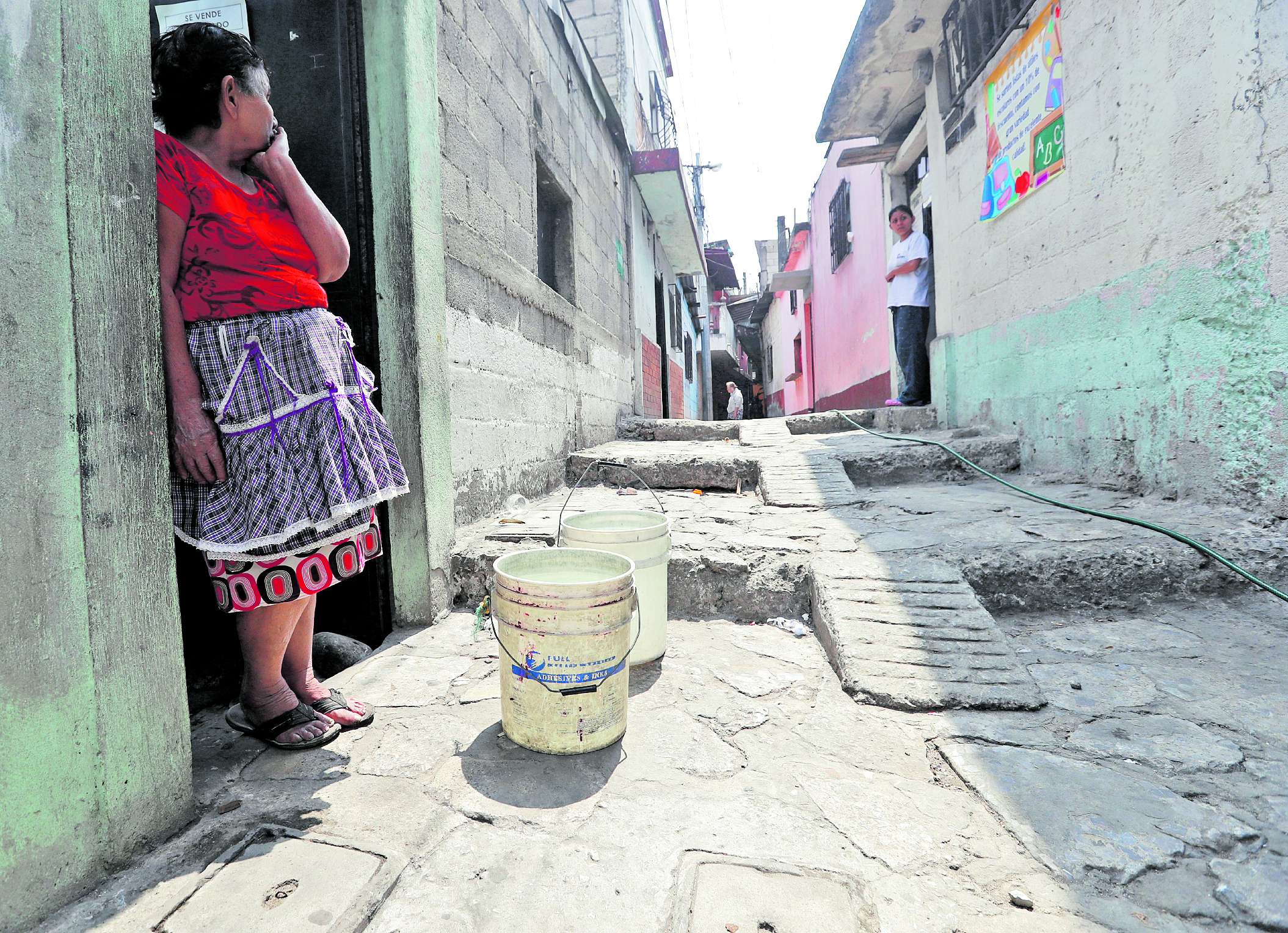 Vecinos de la colonia La Ruedita, zona 3, esperan llenar sus botes con agua, pues aseguran que que no tienen el servicio de desde hace un año. (Foto Prensa Libre: Hemeroteca PL)