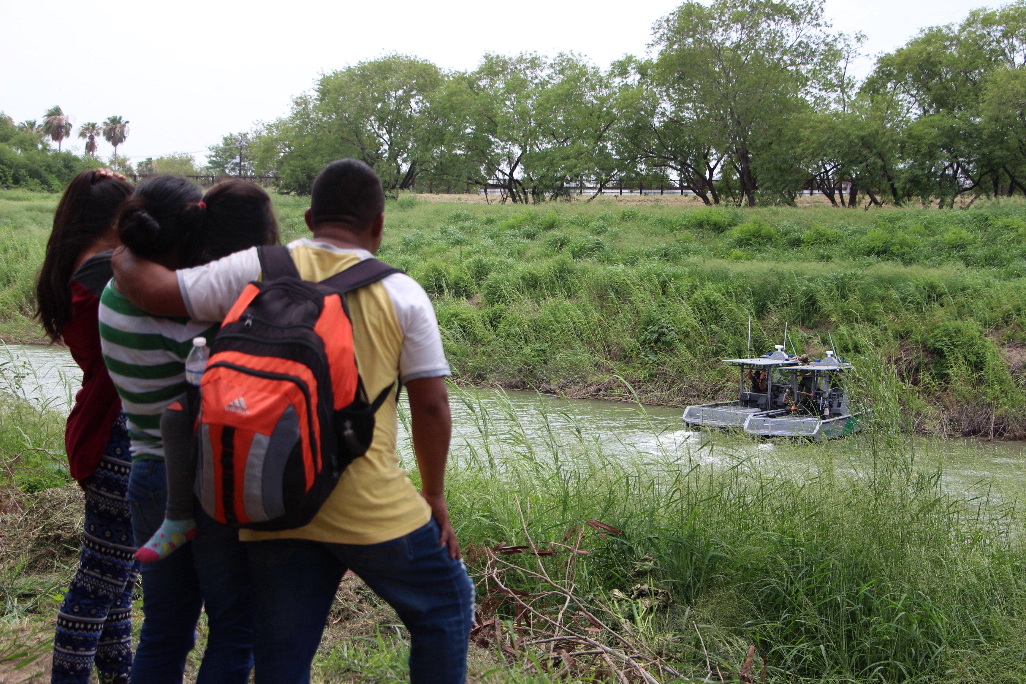  Una familia migrante observa una patrulla fronteriza de los Estados Unidos que vigila las aguas del Rió Bravo en la frontera de Matamoros, Tamaulipas, México. (Foto Prensa Libre: EFE)