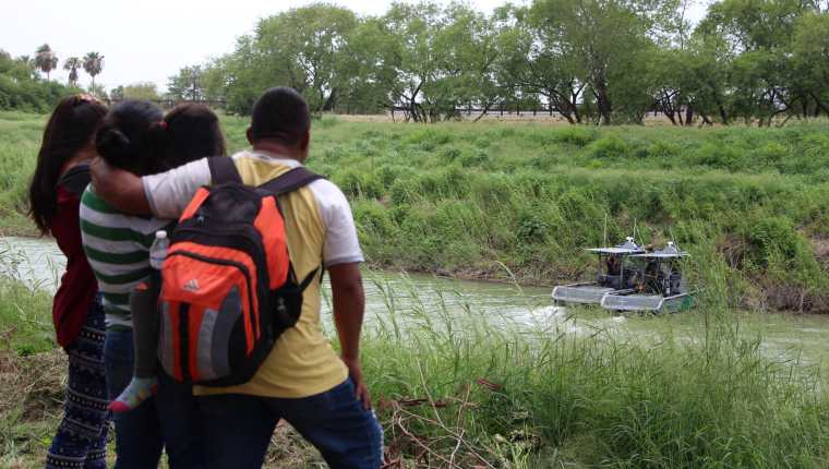  Una familia migrante observa una patrulla fronteriza de los Estados Unidos que vigila las aguas del Rió Bravo en la frontera de Matamoros, Tamaulipas, México. (Foto Prensa Libre: EFE)