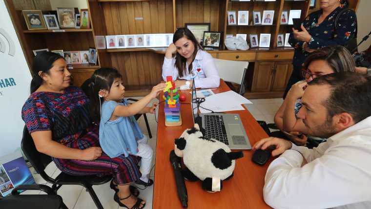 Médicos de la fundación Ayúdame a Escuchar activan el dispositivo auditivo a la niña Juliana Vicente de 4 años. (Foto Prensa Libre: Erick Ávila)