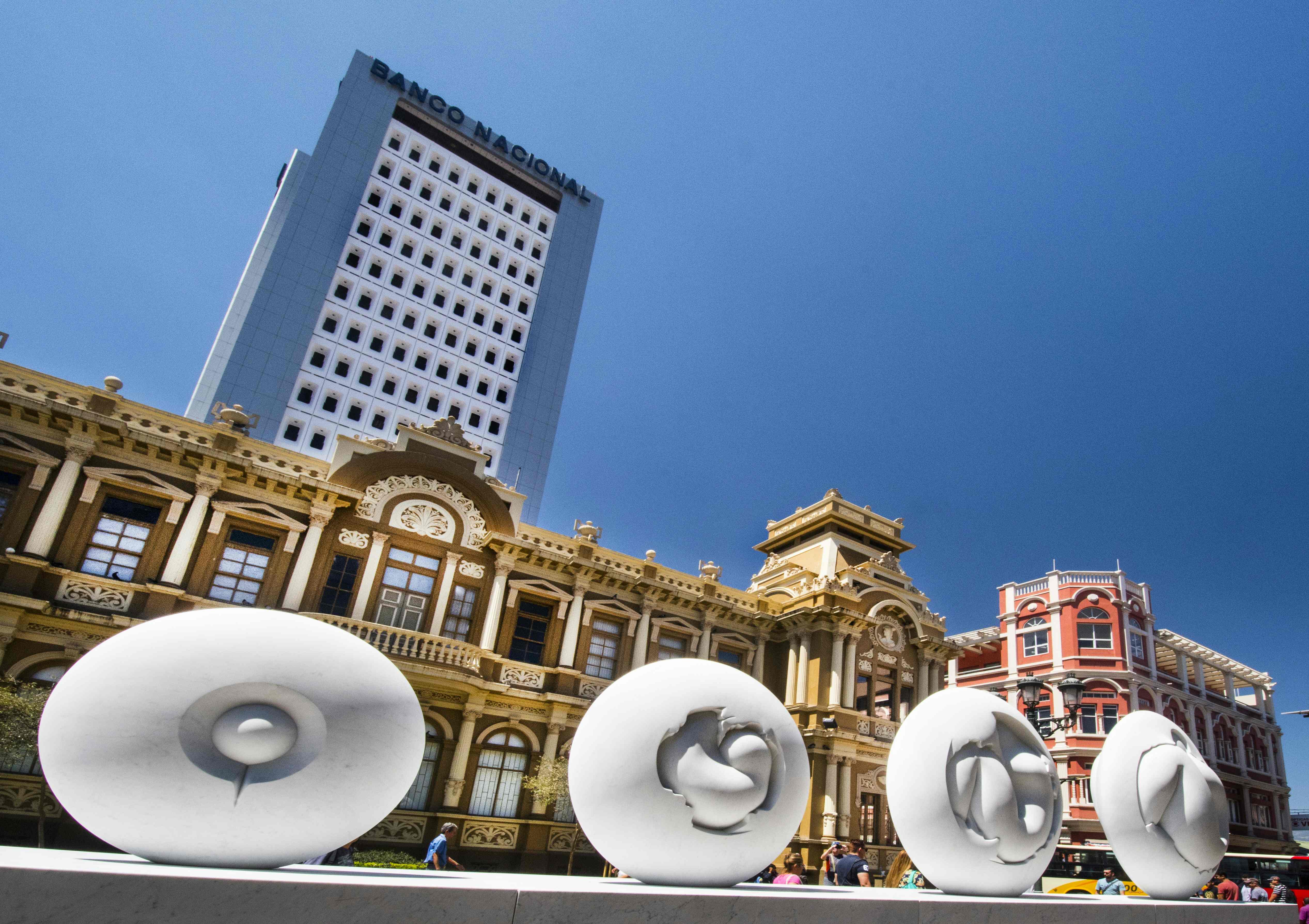 Vista de la escultura "Génesis de la evolución" realizada por el artista costarricense Jorge Jiménez Deredia en San José, Costa Rica.(Foto Prensa Libre: AFP)