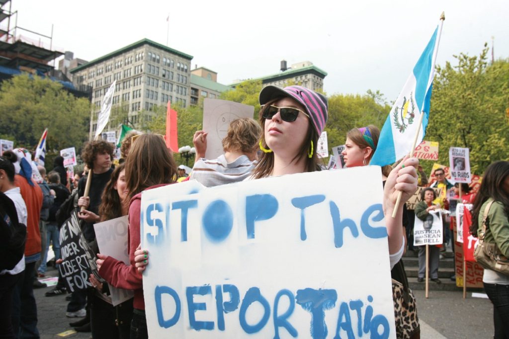 Miles de latinos protestan en Nueva York contra las políticas migratorias de Donald Trump. (Foto Prensa Libre: María Fleischmann)