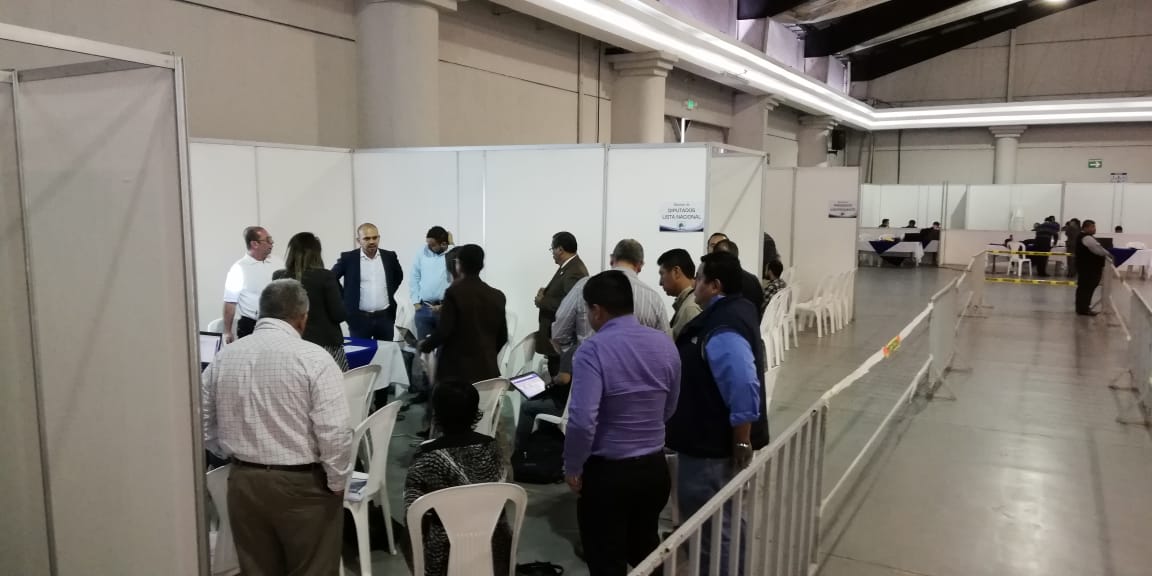 La revisión de actas de algunos distritos electorales y elecciones nacionales sigue por parte de fiscales de los partidos políticos. (Foto Prensa Libre: Carlos Álvarez)